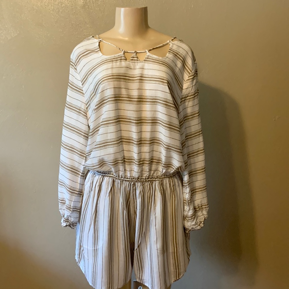 Kori size M tan striped scallop neck romper pockets elastic sleeves